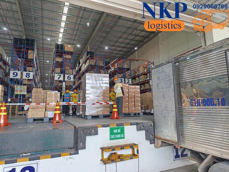 xe tải chở hàng Quận 7